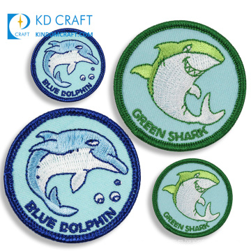 Nueva moda personalizada logotipo personalizado lindo delfín del océano hierro tejido en la tela de la ropa bordado animal parche para sombrero